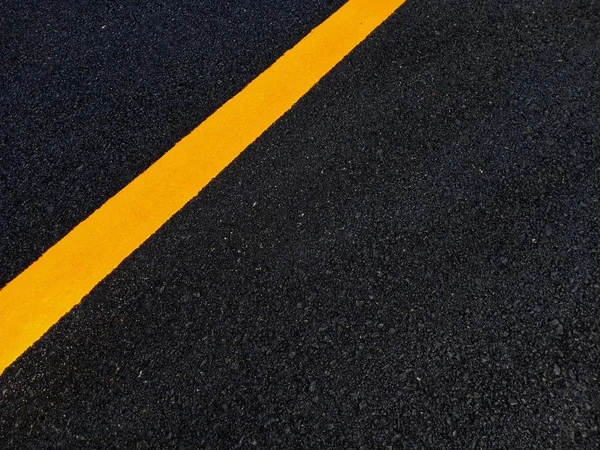 Yol trafik boyası asfalt yüzeyinde sarı