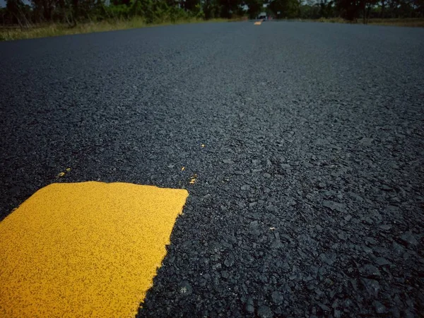 道路交通在沥青表面上漆黄色 — 图库照片