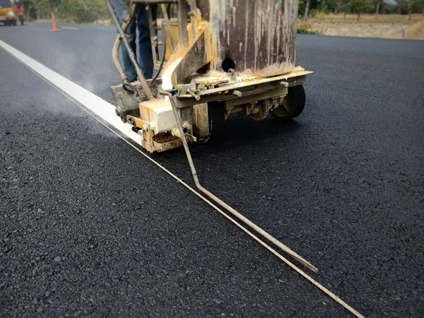 Yol trafiği boya asfalt yüzeyinde Beyaz
