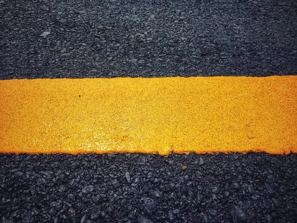 Pintura de tráfico Amarillo en la superficie de asfalto —  Fotos de Stock