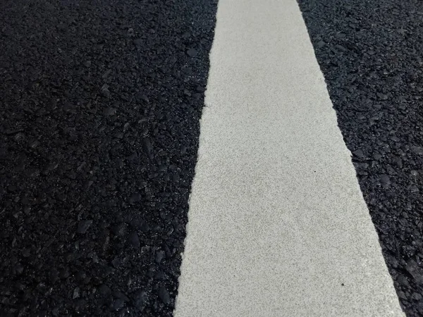 Pintura de tráfico Blanco en la superficie de asfalto — Foto de Stock