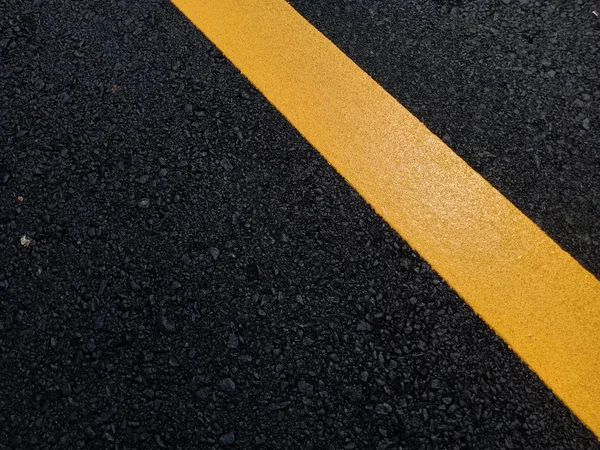 Straßenverkehrsfarbe gelb auf dem Asphalt — Stockfoto
