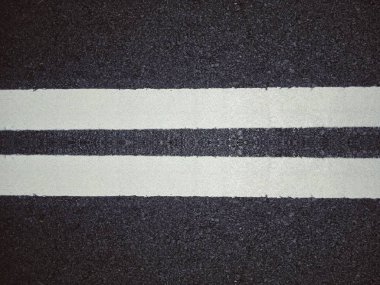 Yol trafiği boya asfalt yüzeyinde Beyaz