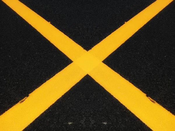 Road traffic paint Yellow on the asphalt surface — Stock Photo, Image