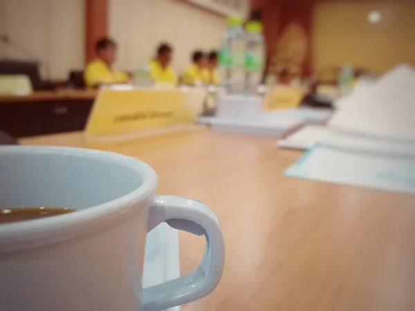 Filiżanka kawy w sali konferencyjnej — Zdjęcie stockowe