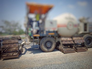 Eski malzemeleri yakarak ve kaliteyi artırarak yol bakımı