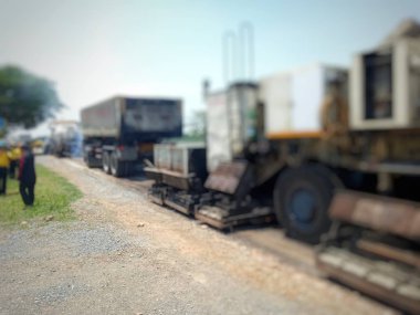 Eski malzemeleri yakarak ve kaliteyi artırarak yol bakımı