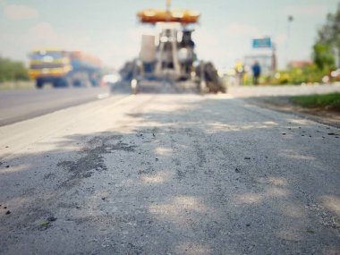 Eski malzemeleri yakarak ve kaliteyi artırarak yol bakımı