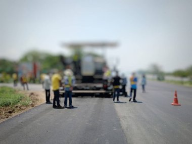 Eski malzemeleri yakarak ve kaliteyi artırarak yol bakımı