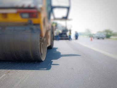 Eski malzemeleri yakarak ve kaliteyi artırarak yol bakımı