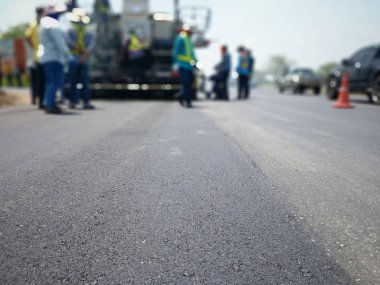 Eski malzemeleri yakarak ve kaliteyi artırarak yol bakımı