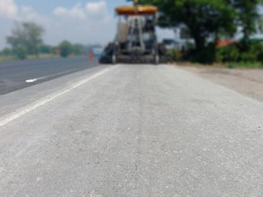 Eski malzemeleri yakarak ve kaliteyi artırarak yol bakımı