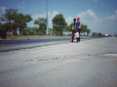 Eski malzemeleri yakarak ve kaliteyi artırarak yol bakımı