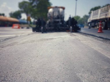 Eski malzemeleri yakarak ve kaliteyi artırarak yol bakımı