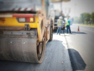 Eski malzemeleri yakarak ve kaliteyi artırarak yol bakımı