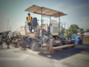 Eski malzemeleri yakarak ve kaliteyi artırarak yol bakımı