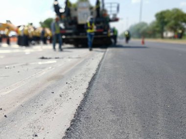 Eski malzemeleri yakarak ve kaliteyi artırarak yol bakımı