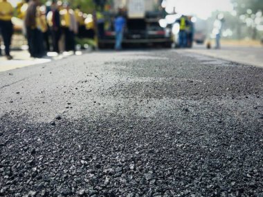 Eski malzemeleri yakarak ve kaliteyi artırarak yol bakımı