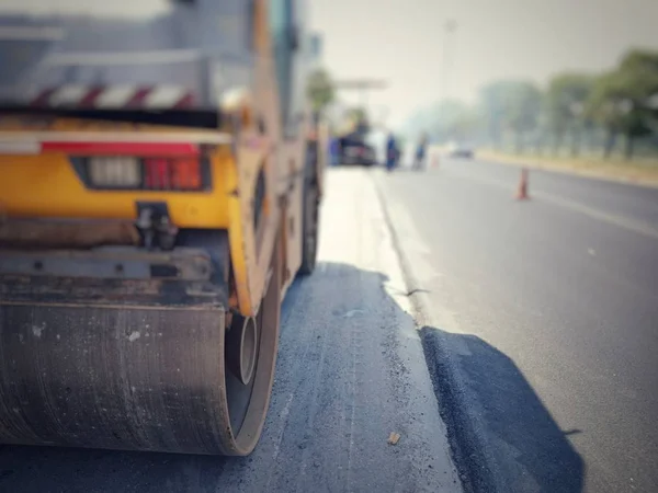 Eski malzemeleri yakarak ve kaliteyi artırarak yol bakımı