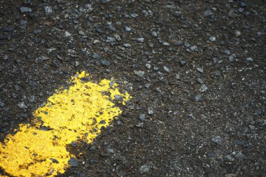 Yol trafik boyası asfalt yüzeyinde sarı