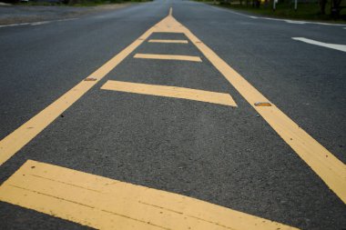 Yol trafik boyası asfalt yüzeyinde sarı