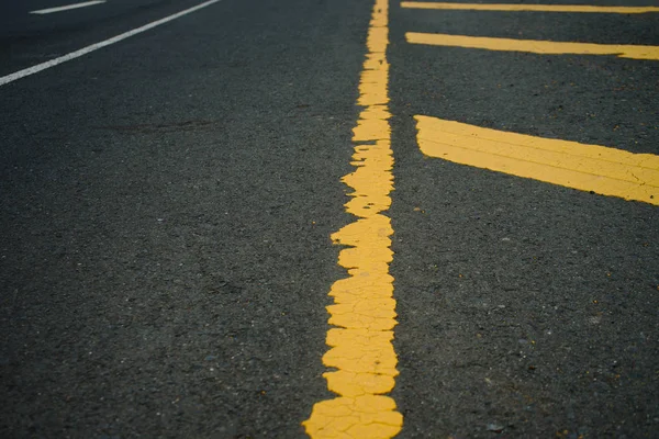 Tinta de trânsito Amarelo na superfície do asfalto — Fotografia de Stock