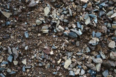 Taş karışık toprak yolları onarmak için kullanılır.