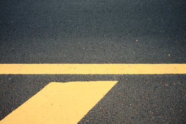 Yol trafik boyası asfalt yüzeyinde sarı