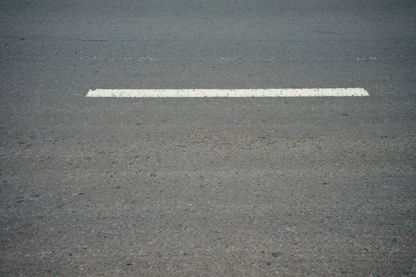 Peinture pour la circulation routière Blanc sur la surface asphaltée — Photo