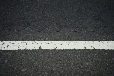 Yol trafiği boya asfalt yüzeyinde Beyaz