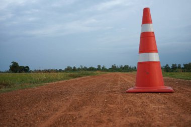 Tayland yolda kırmızı koni