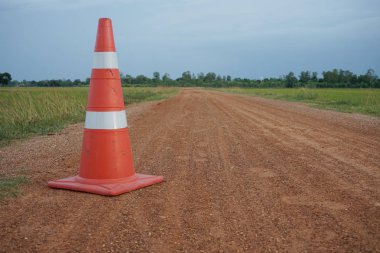 Tayland yolda kırmızı koni