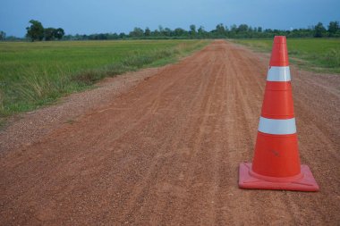 Tayland yolda kırmızı koni