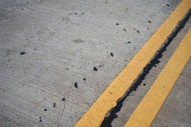 Beton yolda sarı trafik rengi