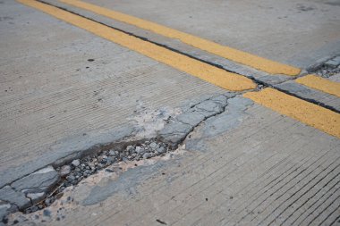 Onarımlar için bekleyen beton yol çatlaklar