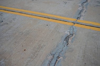 Onarımlar için bekleyen beton yol çatlaklar