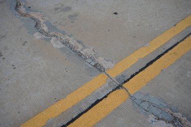 Onarımlar için bekleyen beton yol çatlaklar