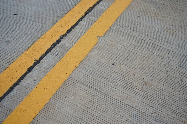 Cor de tráfego amarelo na estrada de concreto — Fotografia de Stock