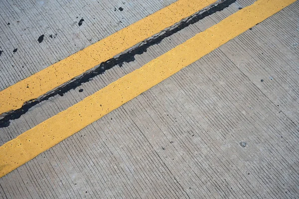 Cor de tráfego amarelo na estrada de concreto — Fotografia de Stock