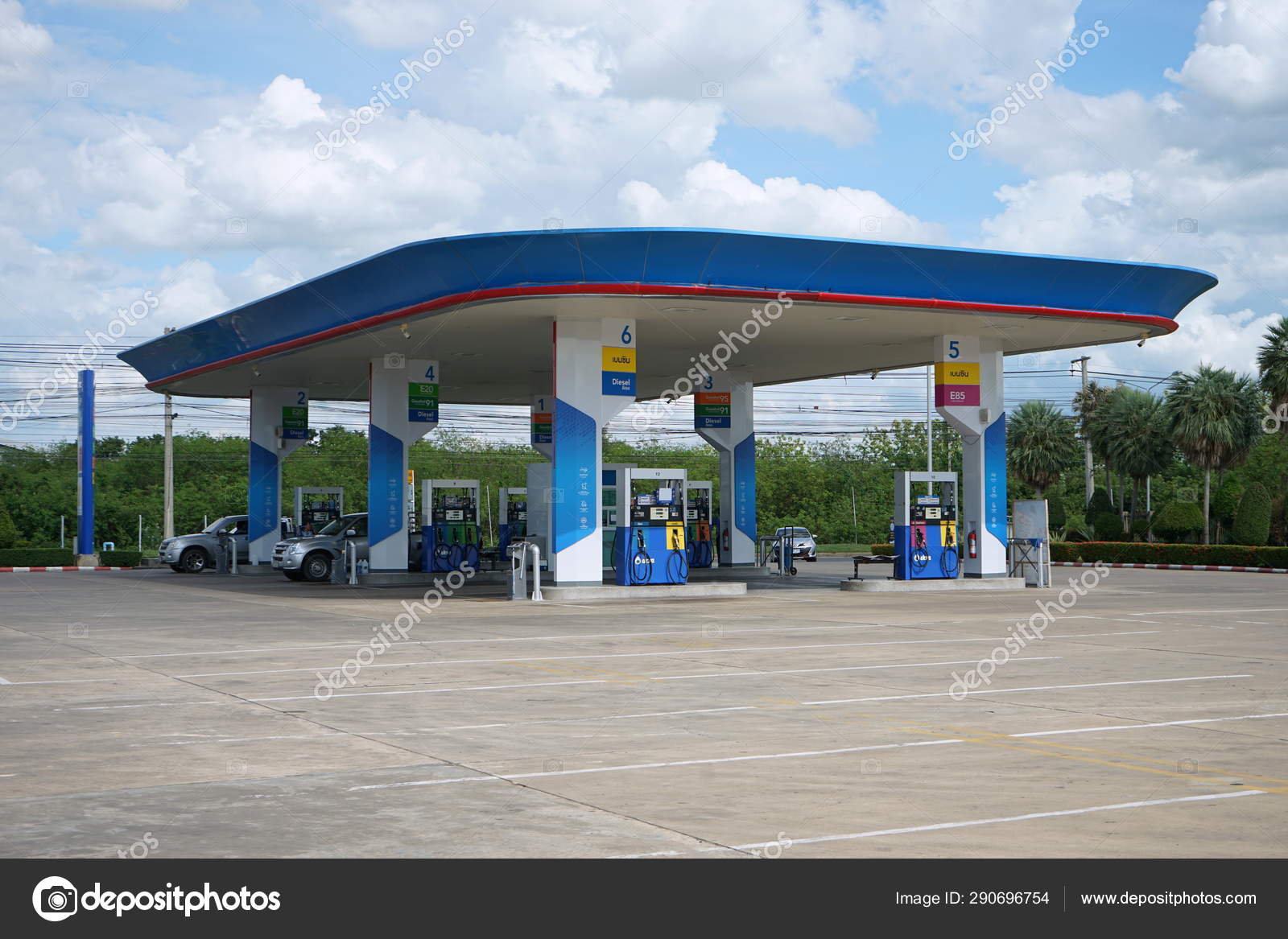 Ptt加油站泰国最著名的石油公司—— 库存社论照片© naatoy2555@gmail.com #290696754