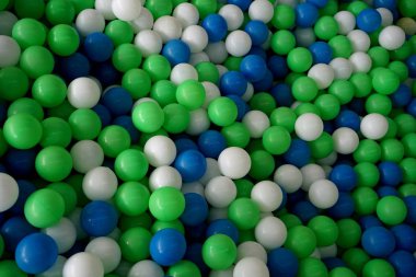 Tayland oyun alanında Renkli plastik toplar