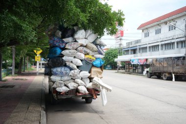 Satılık malzeme boşaltma Yol waiti tarafında Park edilmiş