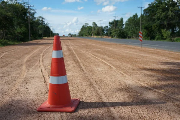 Cono de goma roja se coloca en la carretera durante la construcción de — Foto de Stock