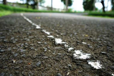Asfalt yüzeyinde karayolu trafik boyası
