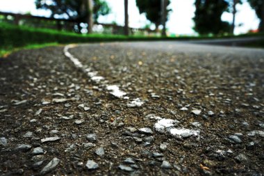 Asfalt yüzeyinde karayolu trafik boyası