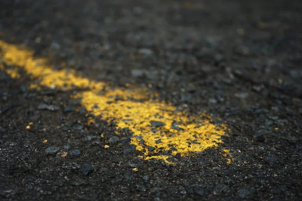 A estrada pavimentada tem linhas de tráfego amarelas na superfície. Desfocado — Fotografia de Stock