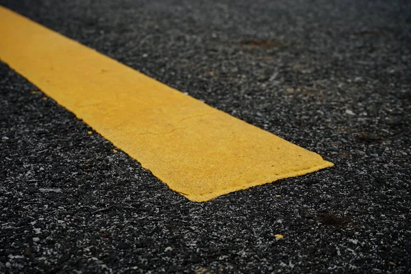 Tinta de trânsito Amarelo na superfície do asfalto — Fotografia de Stock