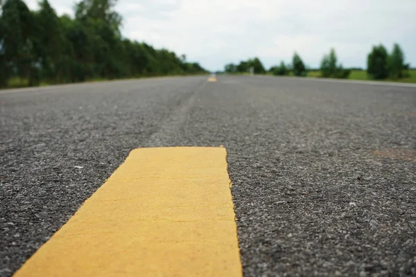 Peinture routière Jaune sur la surface asphaltée — Photo