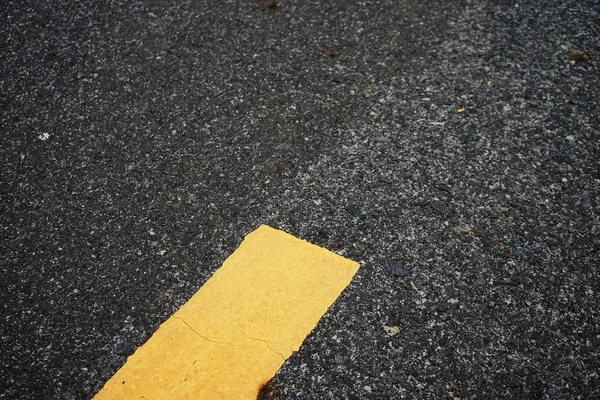 Pittura stradale Giallo sulla superficie dell'asfalto — Foto Stock