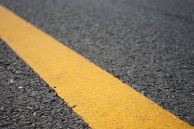 Yol trafik boyası asfalt yüzeyinde sarı